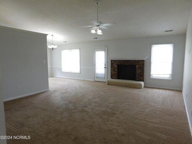 Foto del edificio - 210 Rivershore Dr