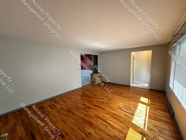 Building Photo - Gorgeous Updated 4 Bedroom with Finished B...