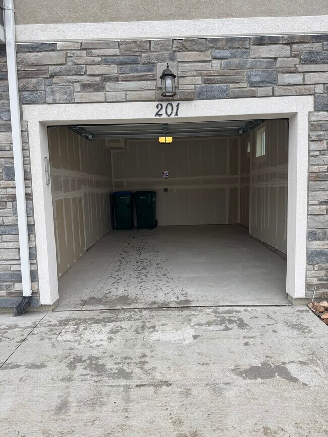 Building Photo - IAN LL-204 (PRIVATE) #XN8229669