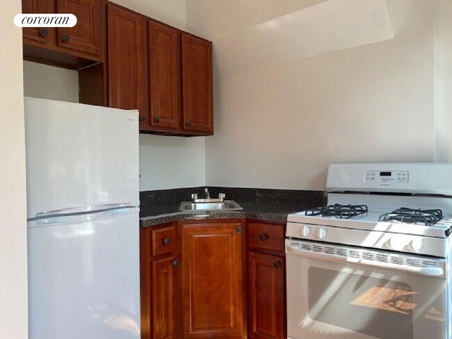 Building Photo - 582 6th Ave