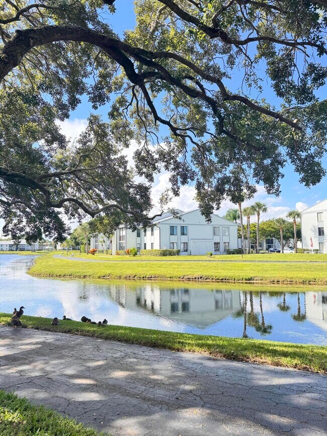 Foto del edificio - 1015 Green Pine Blvd