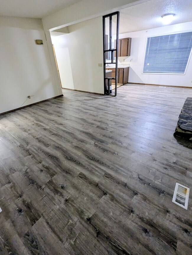 Foto del edificio - 4 BD/2BA Single Family Home in Dredge Lake...