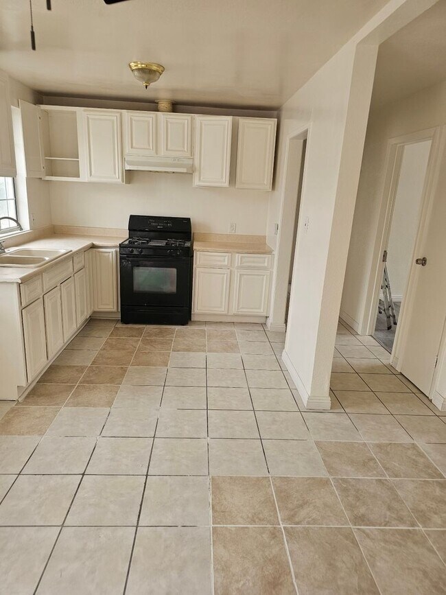 Foto del edificio - Charming 3BR Condo in Fontana