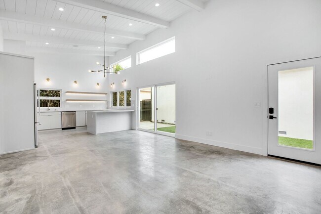 Foto del edificio - 2721 Burkshire Ave