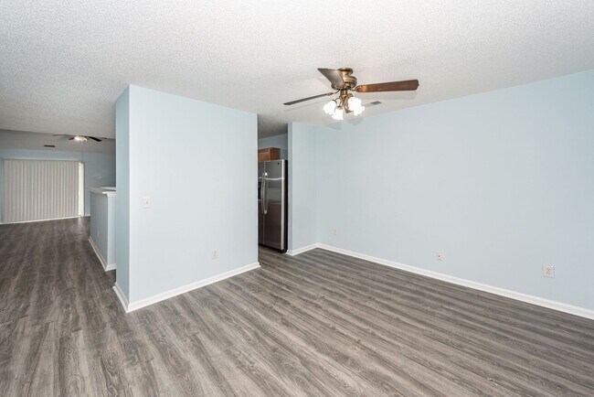 Building Photo - 4 Bedroom, 2 Bathroom Home in Park Hill Pl...