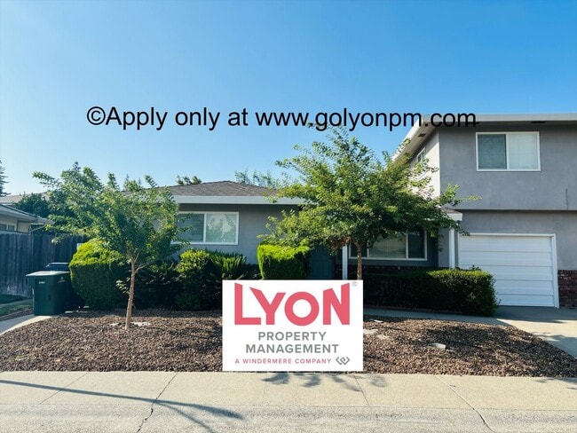 Building Photo - Spacious 2 bedroom, single level duplex in...
