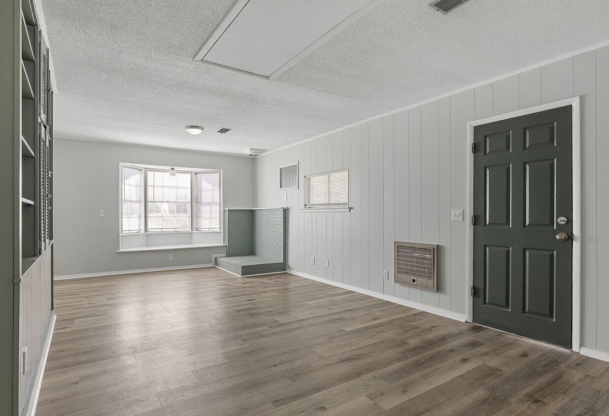 Foto principal - For Rent - Adorable 4BR 2BA house - East R...