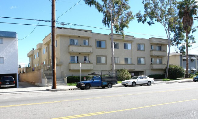 Foto del edificio - 6908-6914 Hazeltine Ave