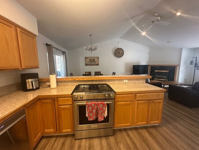 Foto del edificio - Furnished 3 Bedroom, 2.5 Bath in Great Cen...