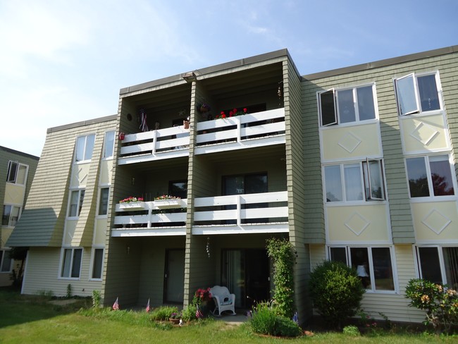 Building Photo - Hyannis House Apartments