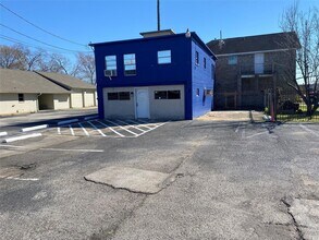 Building Photo - 1305 Vista Rd