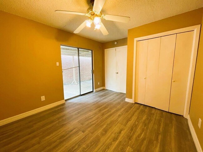 Foto del edificio - 8811 Belle Glen Dr