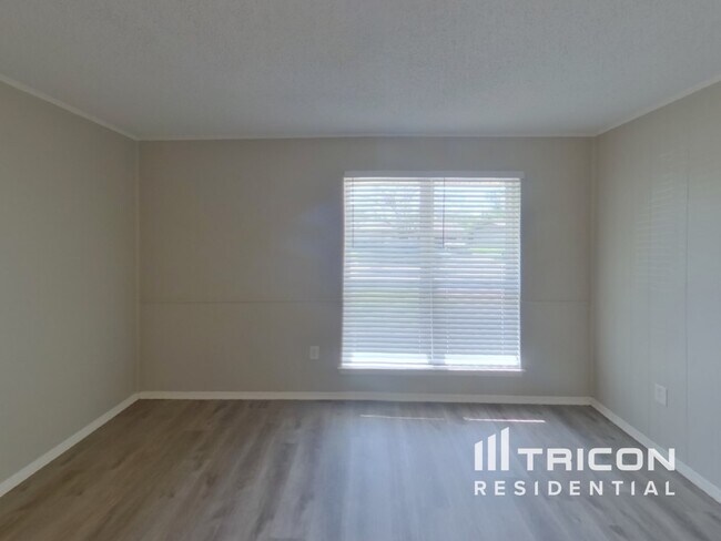 Building Photo - 808 SW Hillside Dr