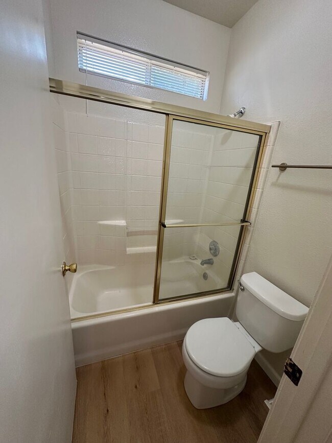 Foto del edificio - 9521 Twin Brooks Ln