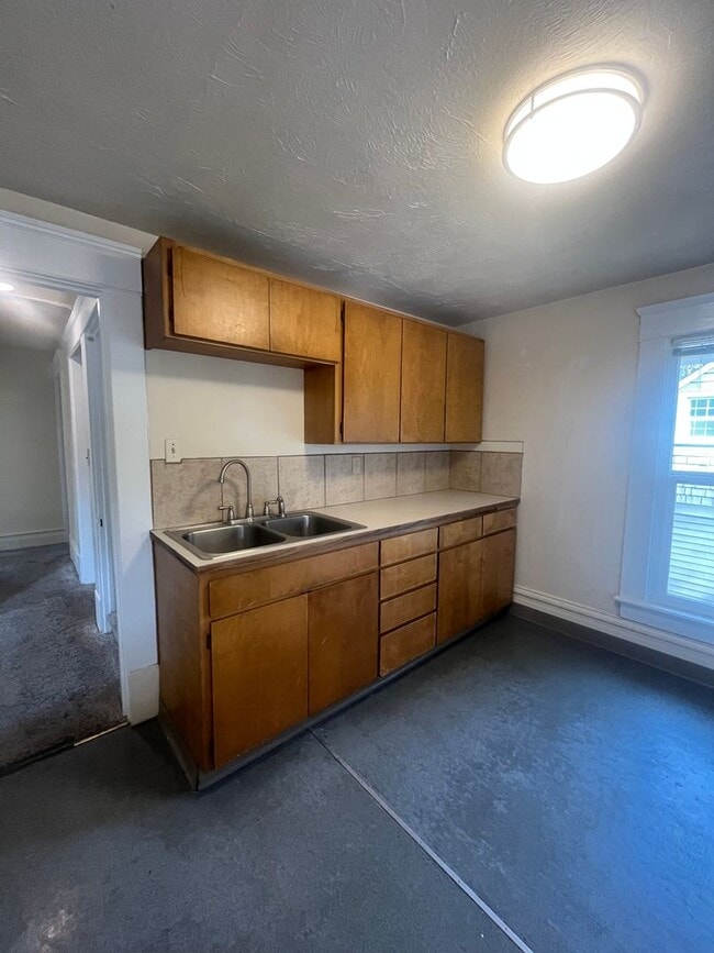 Building Photo - 3-Bedroom 1-Bathroom two story unit