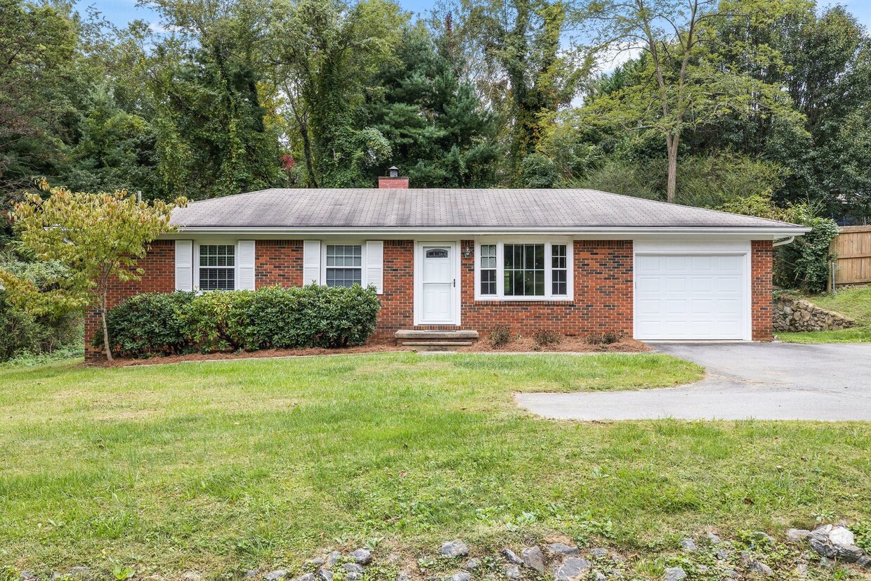 Foto principal - East Asheville 3-Bedroom Ranch with Garage...