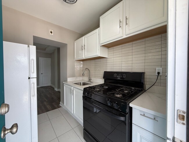 Foto del edificio - Renovated 2BR Home with Finished Basement ...