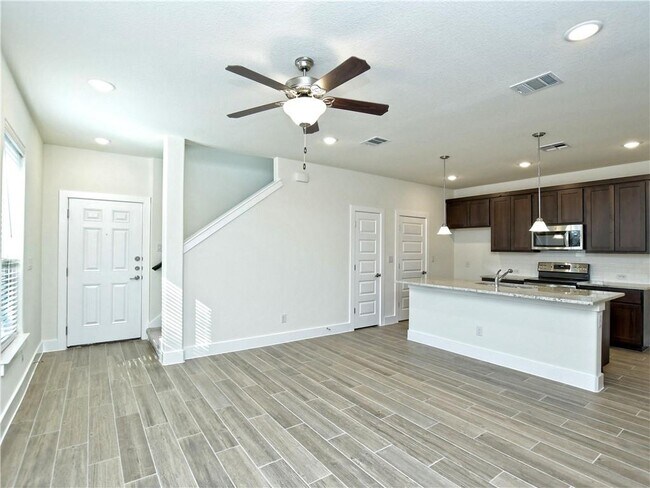 Building Photo - 603 Parkline Dr