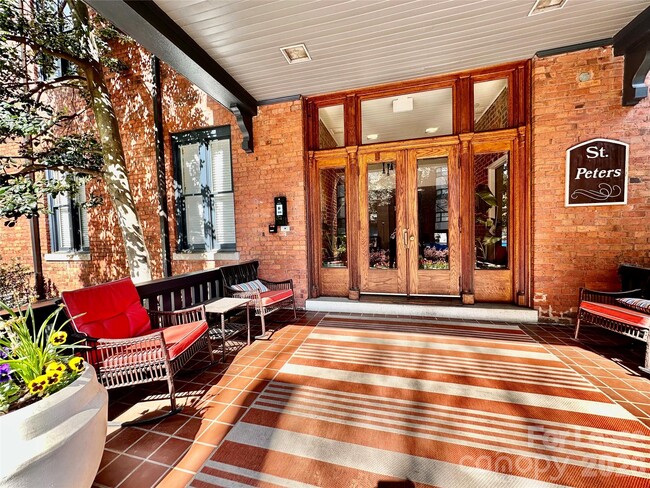 Foto del edificio - 229 N Poplar St