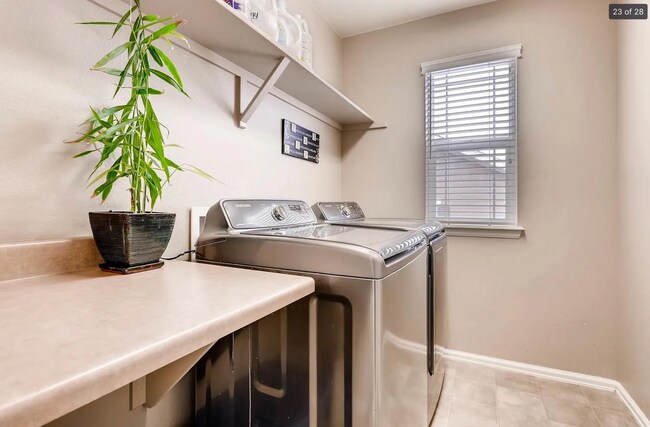 Foto del edificio - 12932 Norway Maple St