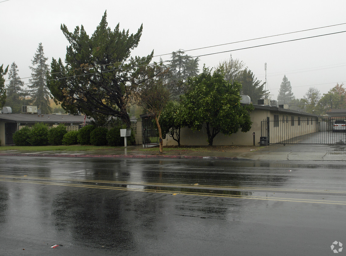 Primary Photo - 1529-1577 E Ashlan Ave