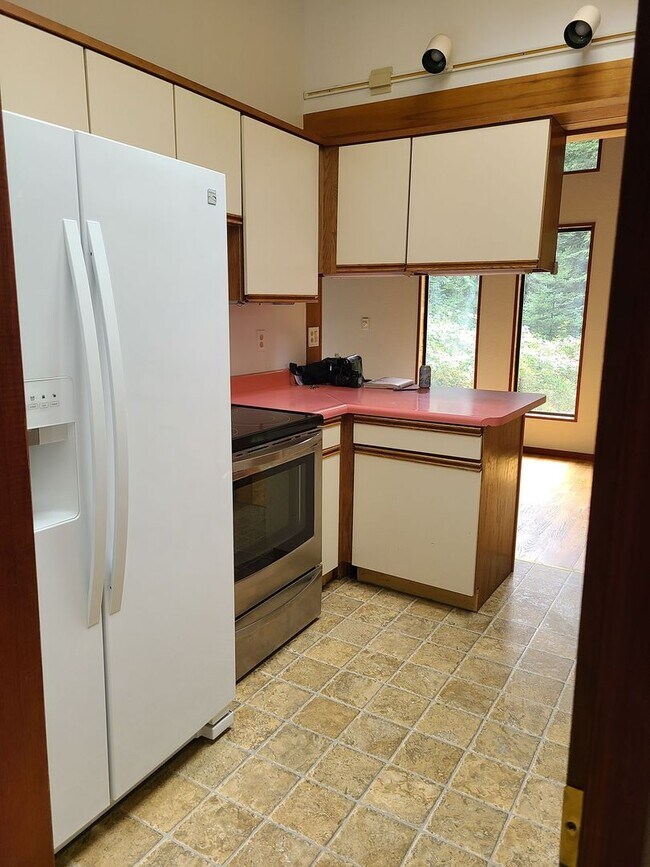 Building Photo - Lovely Home on 5 Acres Near the Water in R...