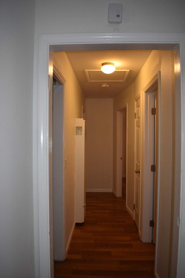 Foto del edificio - 913 Sherman Oaks Dr