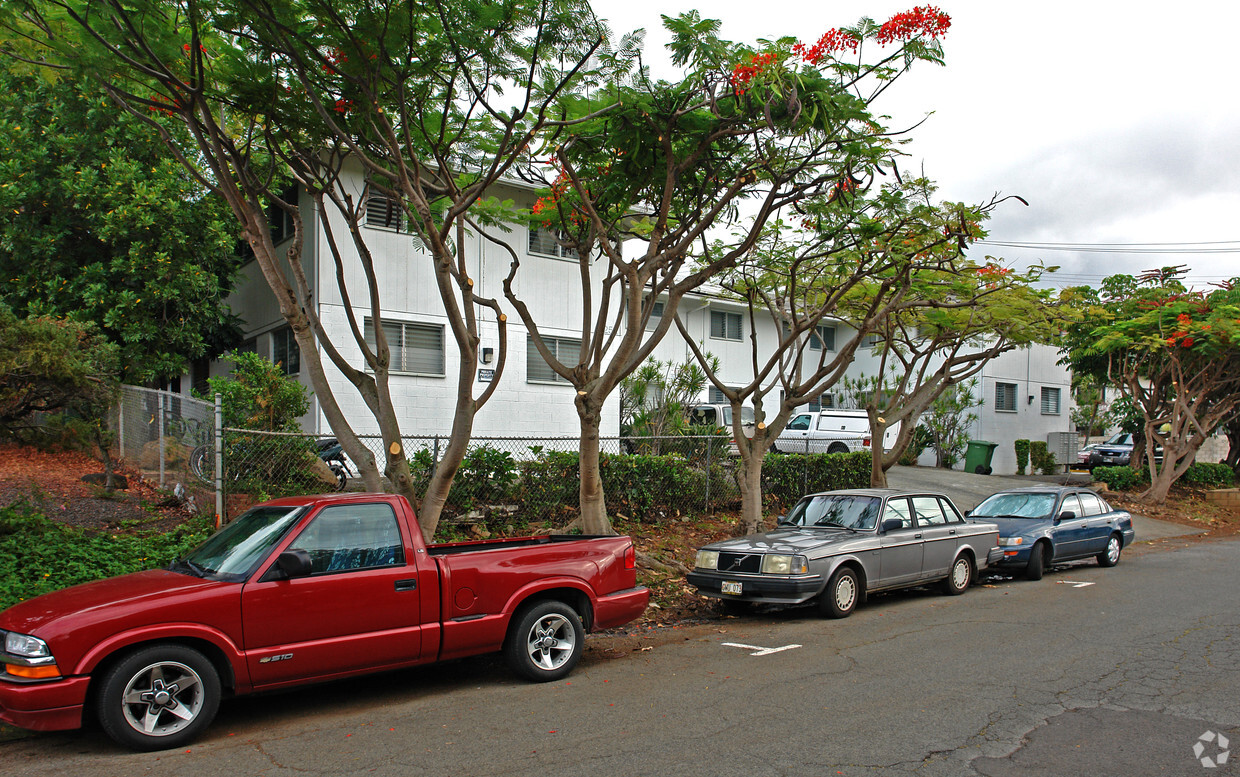 Building Photo - University Manor