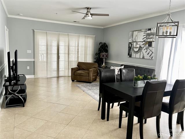 Foto del edificio - 8648 Coralbell Ln