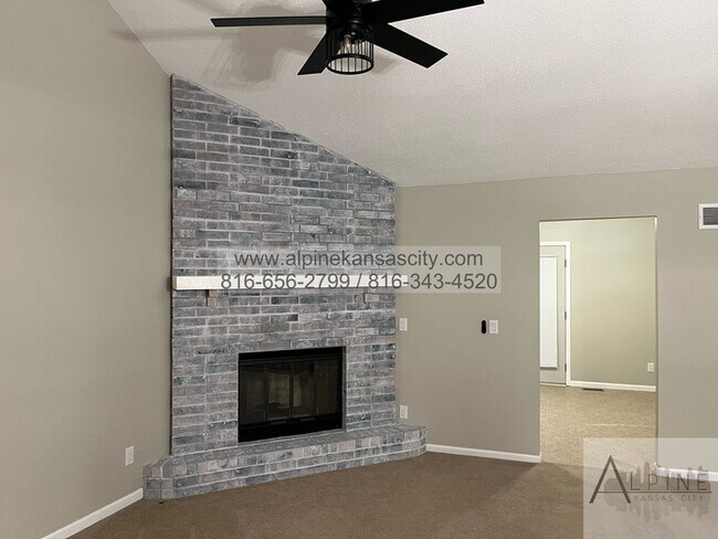 Foto del edificio - 2 Units Available Across from Congress Mid...