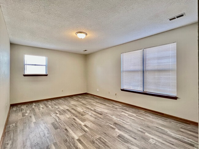 Building Photo - 1028 NE Lindsay Ave