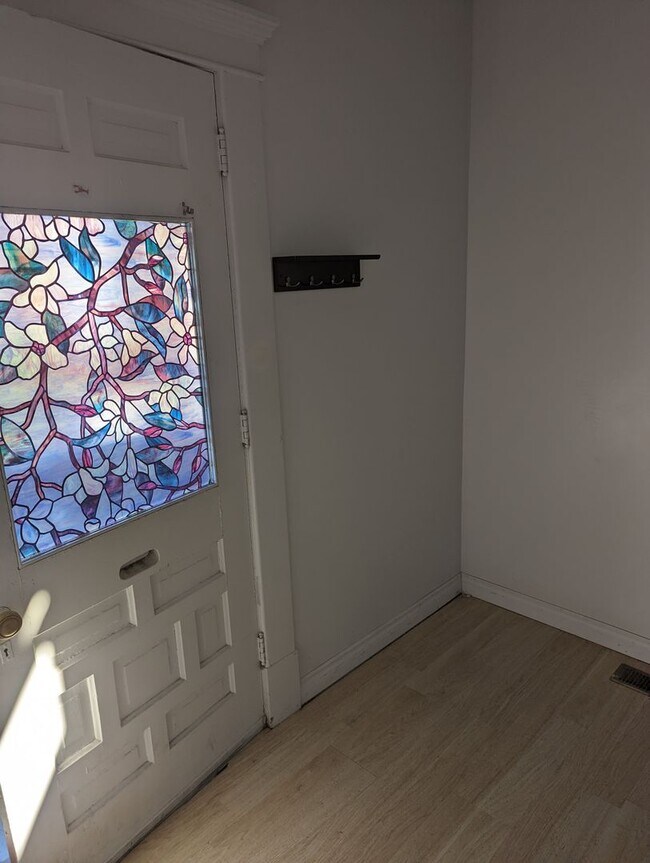Building Photo - SHOWING 2/26 @11am   5 Bedroom 2 Bath Hous...