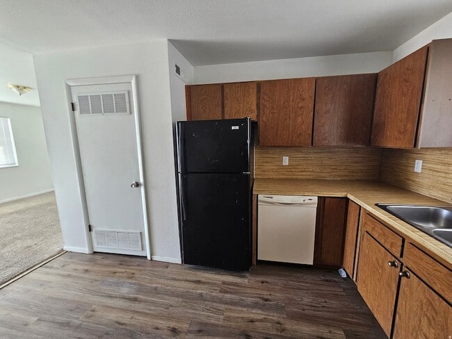 Building Photo - 215 N 400 W