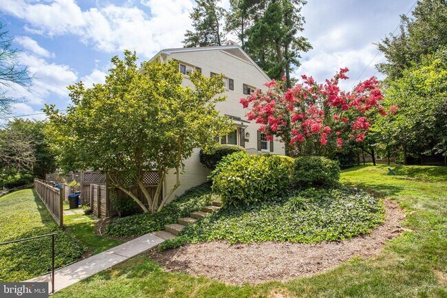 Foto del edificio - 5370 Pooks Hill Rd