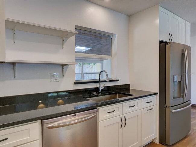 Building Photo - 305 Sunset Dr