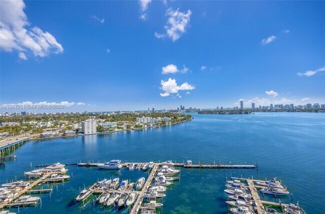 Foto del edificio - 7601 E Treasure Dr