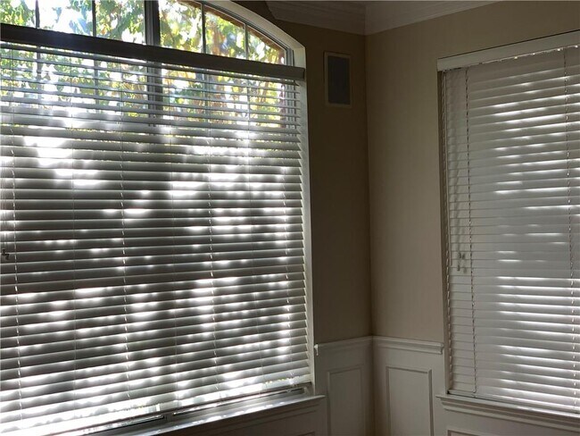 Building Photo - 4512 Heights Dr