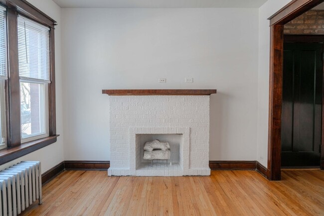 Building Photo - Lakeview / Southport Corridor - 2 Bed / 1 ...