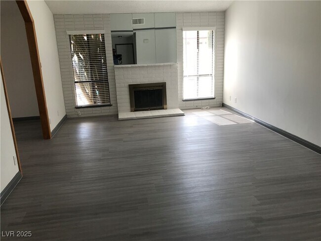 Foto del edificio - 6271 Cedarwood Ave