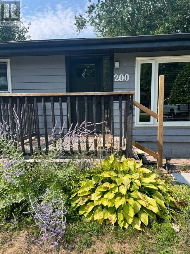 Photo du bâtiment - 200 Spring Rd