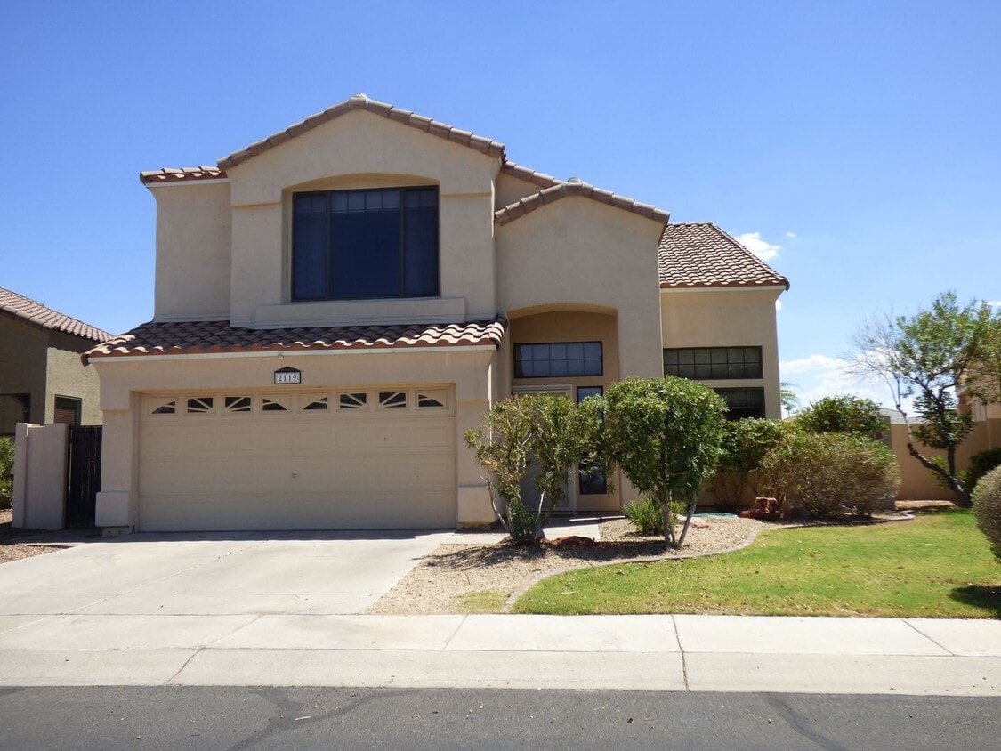 Foto principal - Gated community in convenient location!