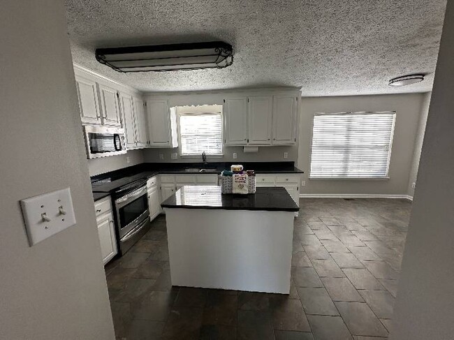 Building Photo - 2850sqâ?? water views 5BR 2 1/2 ba