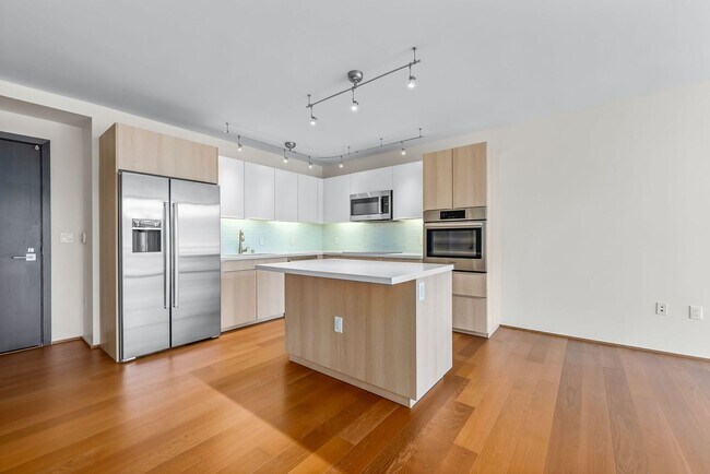 Building Photo - Available NOW - Highly Desired 1 BED 1 BATH in Kaakaako