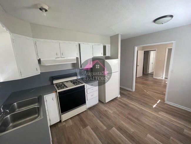 Building Photo - Affordable 3 or 4 bedroom home!!