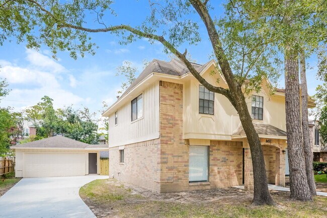 Building Photo - 8431 Pines Pl Dr
