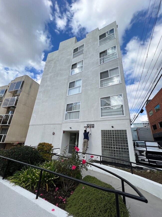 Building Photo - 10911 Rochester Ave