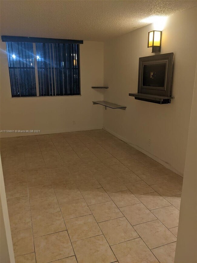 Foto del edificio - 2501 Riverside Dr