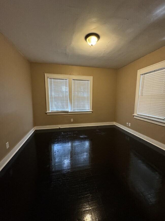 Building Photo - Updated 3 bedroom, 1 bathroom house with w...