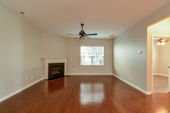 Foto del edificio - 4328 Burchard Dr