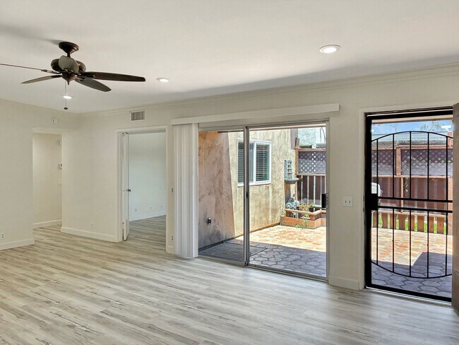Building Photo - 3B/2BA 1,254 square foot property availabl...